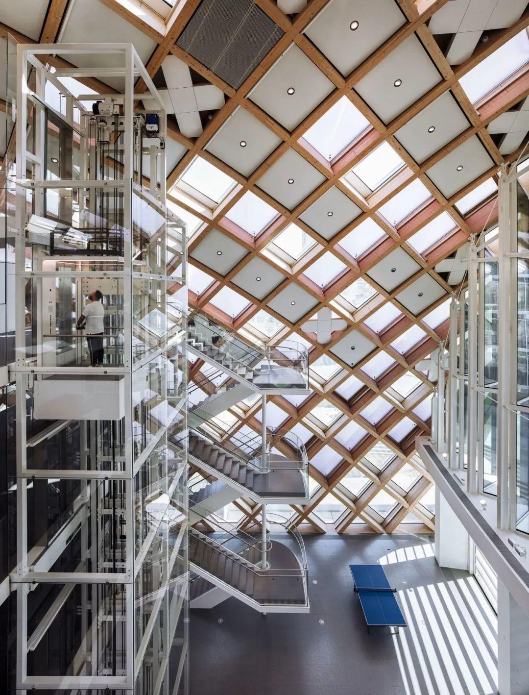 坂茂为Swatch集团设计的木结构蛇形大楼，总长240米，每块木料都不一样！