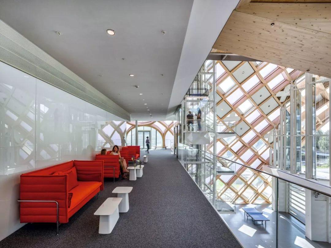 坂茂为Swatch集团设计的木结构蛇形大楼，总长240米，每块木料都不一样！